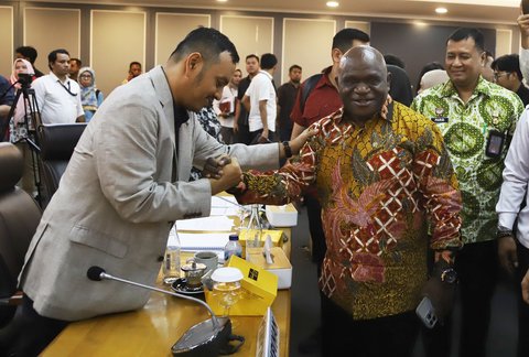 FOTO: Momen Menteri HAM Natalius Pigai Blak-blakan Butuh Rp1 Triliun untuk Gaji Pegawai di Depan DPR