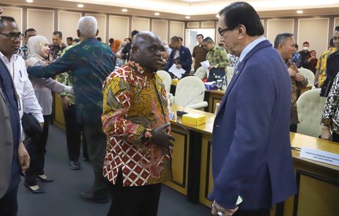 FOTO: Momen Menteri HAM Natalius Pigai Blak-blakan Butuh Rp1 Triliun untuk Gaji Pegawai di Depan DPR