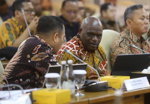 FOTO: Momen Menteri HAM Natalius Pigai Blak-blakan Butuh Rp1 Triliun untuk Gaji Pegawai di Depan DPR