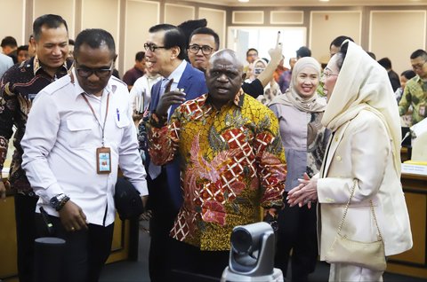 FOTO: Momen Menteri HAM Natalius Pigai Blak-blakan Butuh Rp1 Triliun untuk Gaji Pegawai di Depan DPR