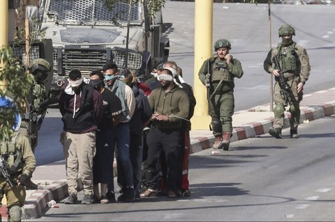 FOTO: Potret Pria Palestina Ditahan Tentara Zionis Israel di Tepi Barat, Tangan Diikat dan Mata Ditutup