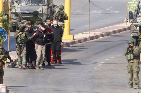 FOTO: Potret Pria Palestina Ditahan Tentara Zionis Israel di Tepi Barat, Tangan Diikat dan Mata Ditutup