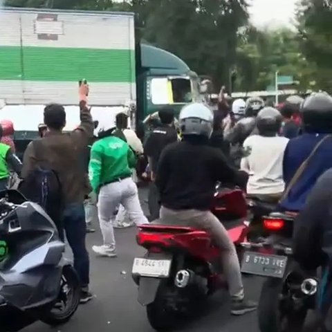 Awal Mula Kontainer Kabur Usai Tabrak Motor, Dikejar Warga hingga Tabrak Banyak Kendaraan di Tangerang