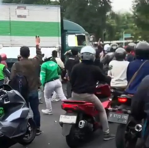 Sebuah truk kontainer berjalan melawan arah dan menabrak banyak pengguna jalan di kawasan Jalan Hasyim Asyari, Kota Tangerang. (Istimewa)