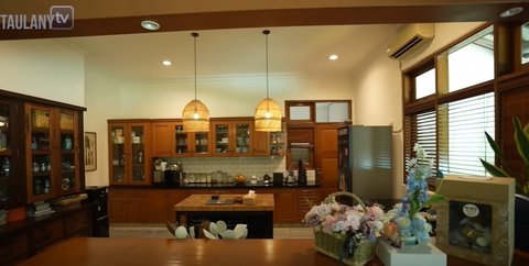 Tinggal di Rumah Kontrakan, 8 Potret Dapur Sophia Latjuba yang Bernuansa Klasik Serba Kayu - Unik Ada Mini Bar