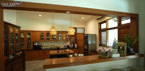 Tinggal di Rumah Kontrakan, 8 Potret Dapur Sophia Latjuba yang Bernuansa Klasik Serba Kayu - Unik Ada Mini Bar