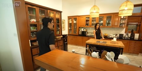 Tinggal di Rumah Kontrakan, 8 Potret Dapur Sophia Latjuba yang Bernuansa Klasik Serba Kayu - Unik Ada Mini Bar