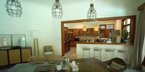 Tinggal di Rumah Kontrakan, 8 Potret Dapur Sophia Latjuba yang Bernuansa Klasik Serba Kayu - Unik Ada Mini Bar