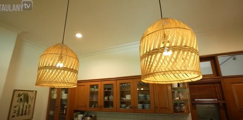 Tinggal di Rumah Kontrakan, 8 Potret Dapur Sophia Latjuba yang Bernuansa Klasik Serba Kayu - Unik Ada Mini Bar