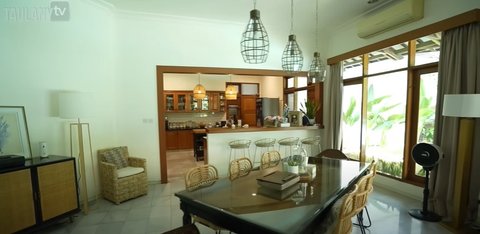 Tinggal di Rumah Kontrakan, 8 Potret Dapur Sophia Latjuba yang Bernuansa Klasik Serba Kayu - Unik Ada Mini Bar