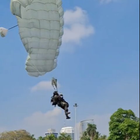 Prajurit Penerjun Payung Nyungsep Nabrak Barak Persiapan HUT TNI