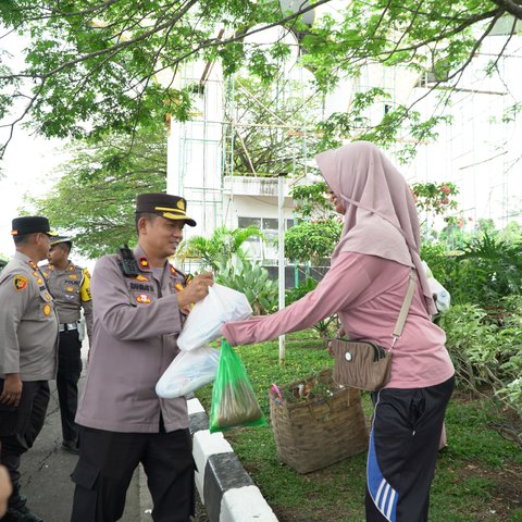 Jumat Berkah Polres Rohul, Kapolres Bagikan Nasi Kotak Sembari TitipKan Pesan Damai Pilkada