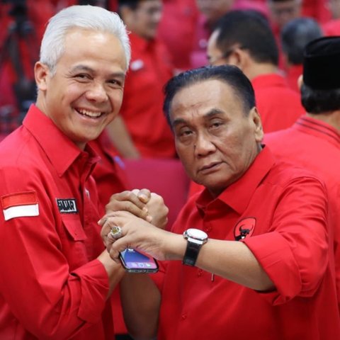 Bakal calon presiden yang diusung PDIP Ganjar Pranowo bersama Ketua Badan Pemenangan Pemilu PDIP Bambang Wuryanto alias Bambang Pacul dalam rapat konsolidasi internal di Sekolah Partai, Lenteng Agung. (Foto: Dokumentasi PDIP).