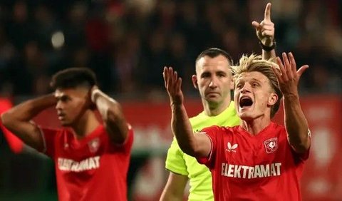 <b>FOTO: Momen FC Twente Lawan Skuad Jose Mourinho di Liga Europa, Mees Hilgers Bek Timnas Indonesia Tampil Solid!</b><br>