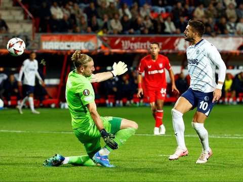 FOTO: Momen FC Twente Lawan Skuad Jose Mourinho di Liga Europa, Mees Hilgers Bek Timnas Indonesia Tampil Solid!