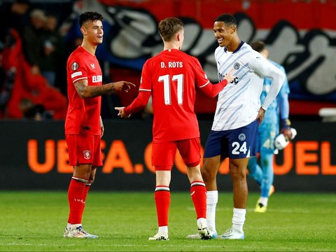 FOTO: Momen FC Twente Lawan Skuad Jose Mourinho di Liga Europa, Mees Hilgers Bek Timnas Indonesia Tampil Solid!