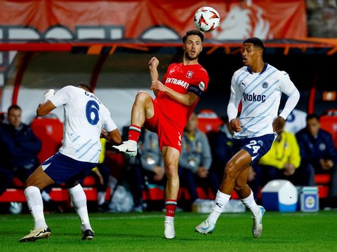 FOTO: Momen FC Twente Lawan Skuad Jose Mourinho di Liga Europa, Mees Hilgers Bek Timnas Indonesia Tampil Solid!