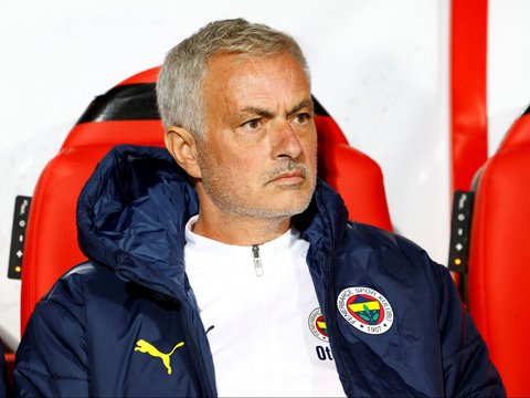 FOTO: Momen FC Twente Lawan Skuad Jose Mourinho di Liga Europa, Mees Hilgers Bek Timnas Indonesia Tampil Solid!