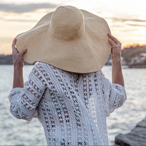 Selain menggunakan sunscreen, perlindungan kulit juga bisa ditingkatkan dengan mengenakan pakaian pelindung, topi, serta kacamata hitam.