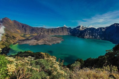 Danau Segara Anak di Nusa Tenggara Barat