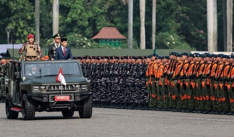 <b>FOTO: Momen Terakhir Jokowi Pimpin Peringatan HUT TNI sebagai Presiden, Sempat Ucapkan Terima Kasih ke Prabowo</b>