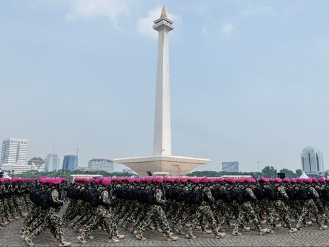 FOTO: Momen Terakhir Jokowi Pimpin Peringatan HUT TNI sebagai Presiden, Sempat Ucapkan Terima Kasih ke Prabowo