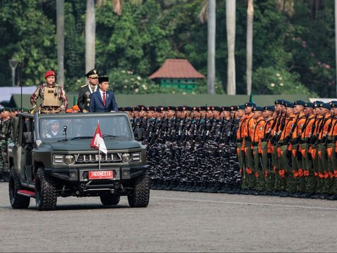 FOTO: Momen Terakhir Jokowi Pimpin Peringatan HUT TNI sebagai Presiden, Sempat Ucapkan Terima Kasih ke Prabowo