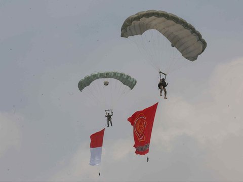 FOTO: Gagahnya Altusista hingga Jet Tempur Pamer Kekuatan di HUT TNI, Bikin Ribuan Masyarakat Terpukau