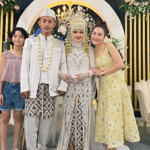 Hadiri Pernikahan Saudara, Pakaian Keluarga Ayu Ting Ting Ramai Disorot Disebut Saltum