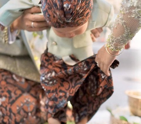 10 Foto Tedak Siten Garuda Anak Tri Suaka dan Nabila Maharani, Sangat Menggemaskan dengan Blangkon yang Dipakai