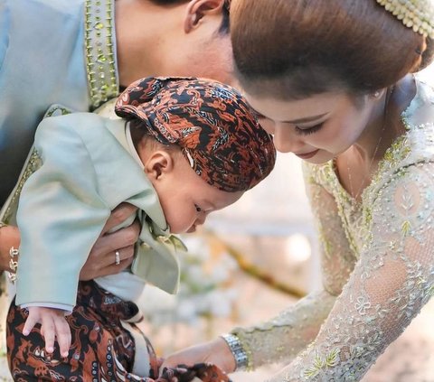 10 Foto Tedak Siten Garuda Anak Tri Suaka dan Nabila Maharani, Sangat Menggemaskan dengan Blangkon yang Dipakai