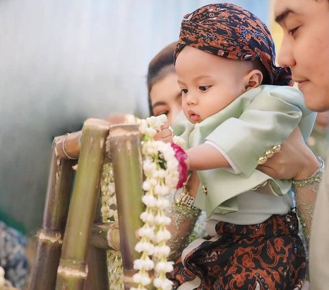 10 Foto Tedak Siten Garuda Anak Tri Suaka dan Nabila Maharani, Sangat Menggemaskan dengan Blangkon yang Dipakai