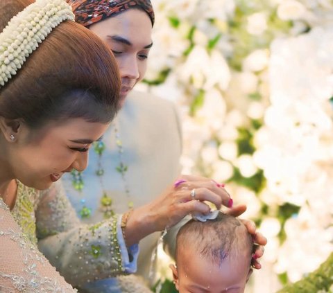 10 Foto Tedak Siten Garuda Anak Tri Suaka dan Nabila Maharani, Sangat Menggemaskan dengan Blangkon yang Dipakai