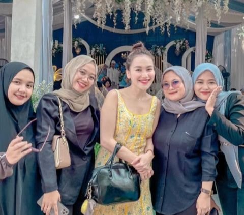 8 Foto Ayu Ting Ting Hadiri Pernikahan Asisten dengan Dress Tanpa Lengan, Menjadi Perhatian Netizen