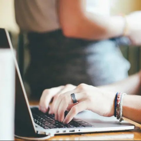 Ilustrasi Mengetik di Laptop (freepik)