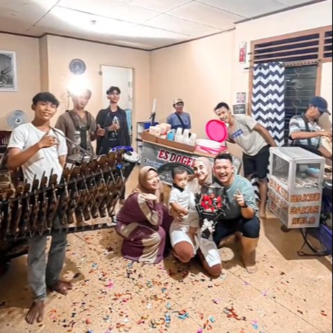Ada Jajanan Kaki Lima hingga Musik Heboh, Momen Wanita yang Dapati Kejutan Ultah Ini Curi Perhatian