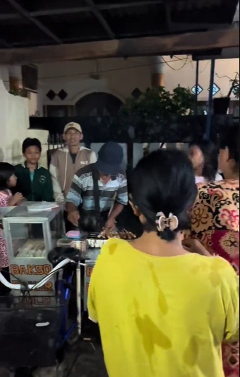 Ada Jajanan Kaki Lima hingga Musik Heboh, Momen Wanita yang Dapati Kejutan Ultah Ini Curi Perhatian