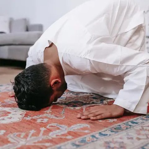 Ilustrasi sholat di rumah. Photo by Michael Burrows: