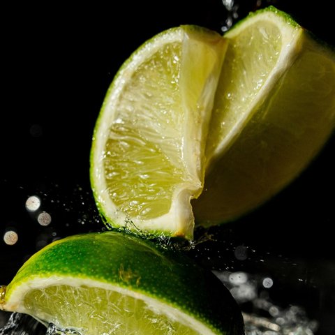 Air perasan jeruk nipis dipercaya dapat membantu proses detoksifikasi tubuh dan mempercepat metabolisme.