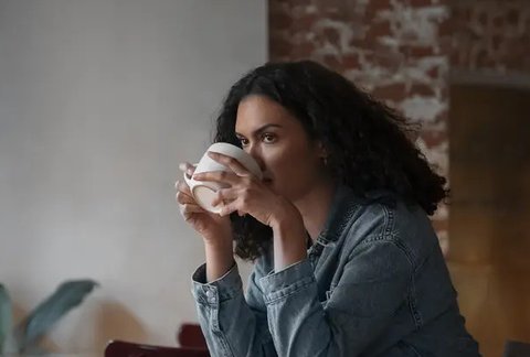 ilustrasi perempuan bekerja sombong/Photo by Vlada Karpovich/Pexels
