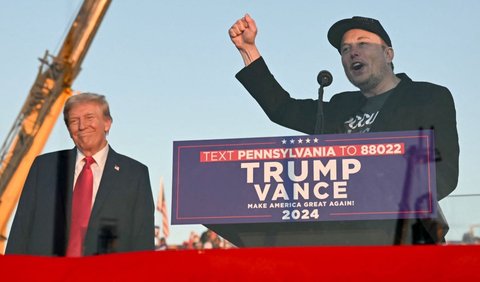 <b>FOTO: Gaya Elon Musk Jadi Juru Kampanye Donald Trump di Pennsylvania</b>