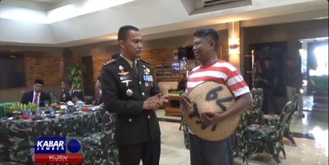 Petani Tiba-Tiba Datangi Letkol TNI ke Kantor, Bawaannya Tak Terduga