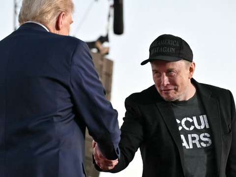 FOTO: Gaya Elon Musk Jadi Juru Kampanye Donald Trump di Pennsylvania