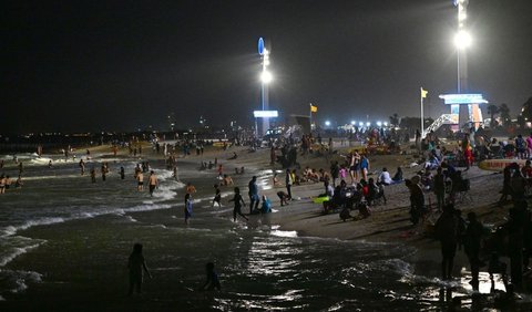 <b>FOTO: Suhu Terlalu Panas saat Siang, Warga Dubai Ramai-Ramai Main ke Pantai Malam Hari</b><br>