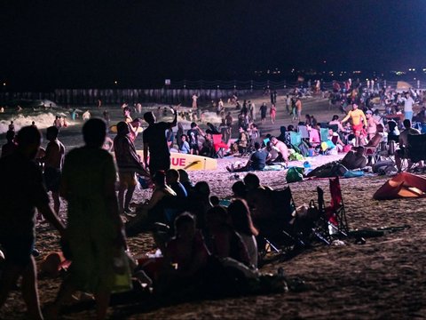 FOTO: Suhu Terlalu Panas saat Siang, Warga Dubai Ramai-Ramai Main ke Pantai Malam Hari