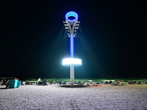 FOTO: Suhu Terlalu Panas saat Siang, Warga Dubai Ramai-Ramai Main ke Pantai Malam Hari