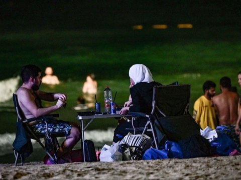 FOTO: Suhu Terlalu Panas saat Siang, Warga Dubai Ramai-Ramai Main ke Pantai Malam Hari