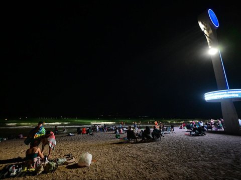 FOTO: Suhu Terlalu Panas saat Siang, Warga Dubai Ramai-Ramai Main ke Pantai Malam Hari