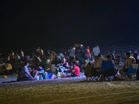 FOTO: Suhu Terlalu Panas saat Siang, Warga Dubai Ramai-Ramai Main ke Pantai Malam Hari