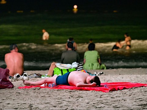 FOTO: Suhu Terlalu Panas saat Siang, Warga Dubai Ramai-Ramai Main ke Pantai Malam Hari